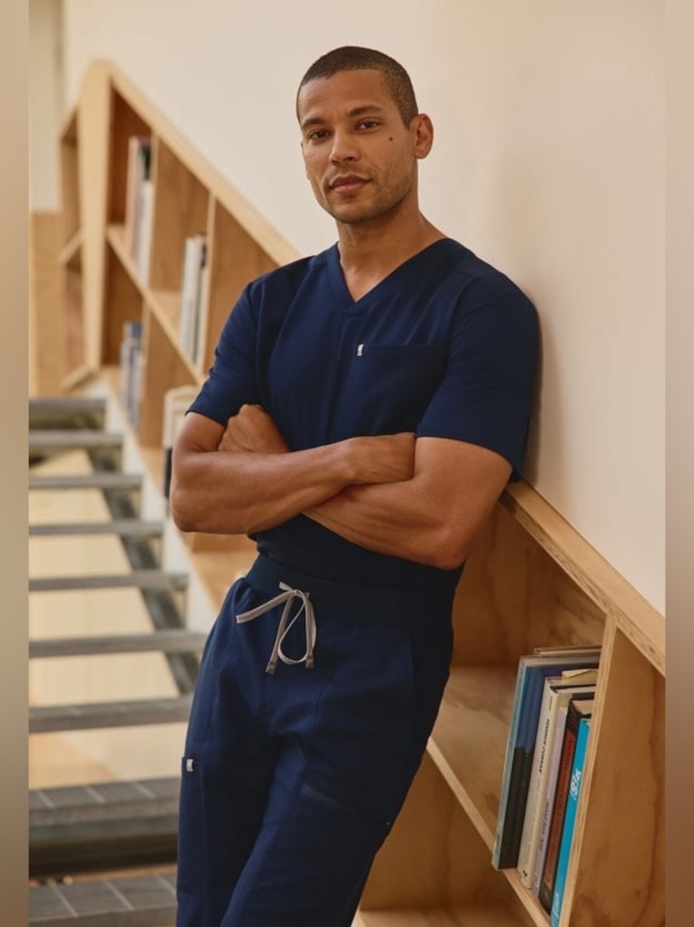 Fabletics Mens Helix 1-Pocket Scrub Top Blue Short Sleeve Performance Size M